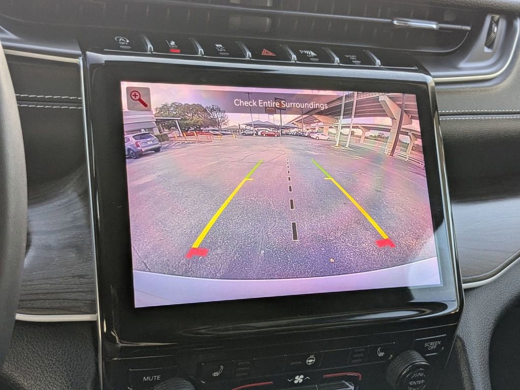 Used 2023 Jeep Grand Cherokee L Limited w/ Black Appearance Package image 21