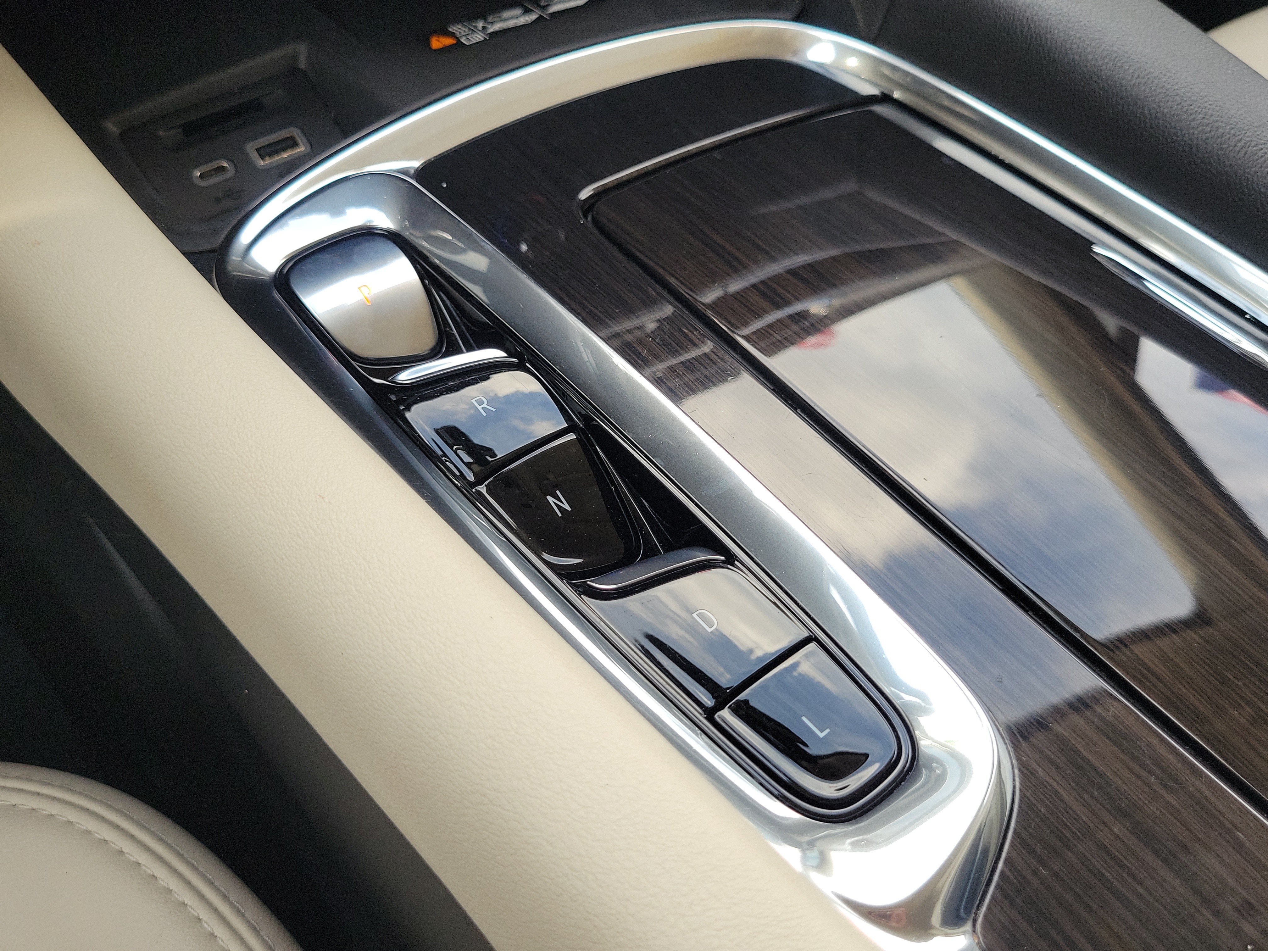 Used 2022 Buick Enclave Essence FWD image 24