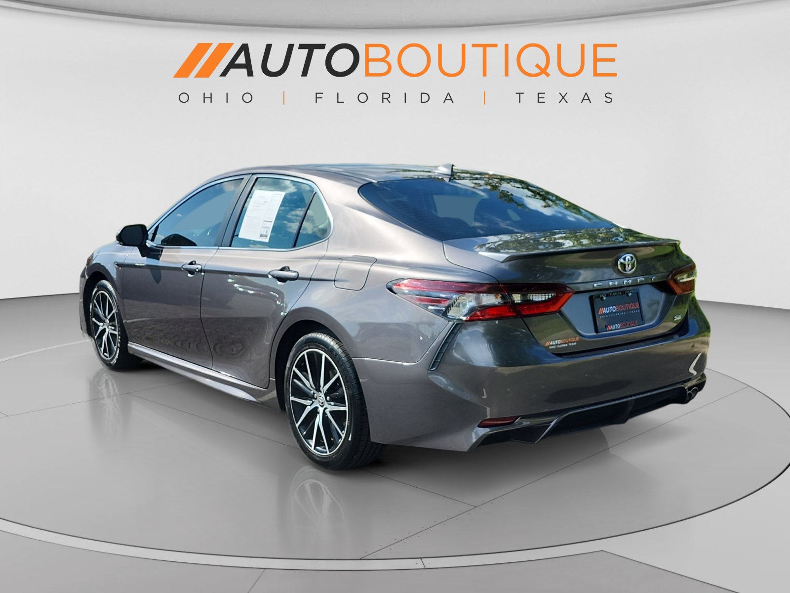 Used 2023 Toyota Camry SE FWD image 3