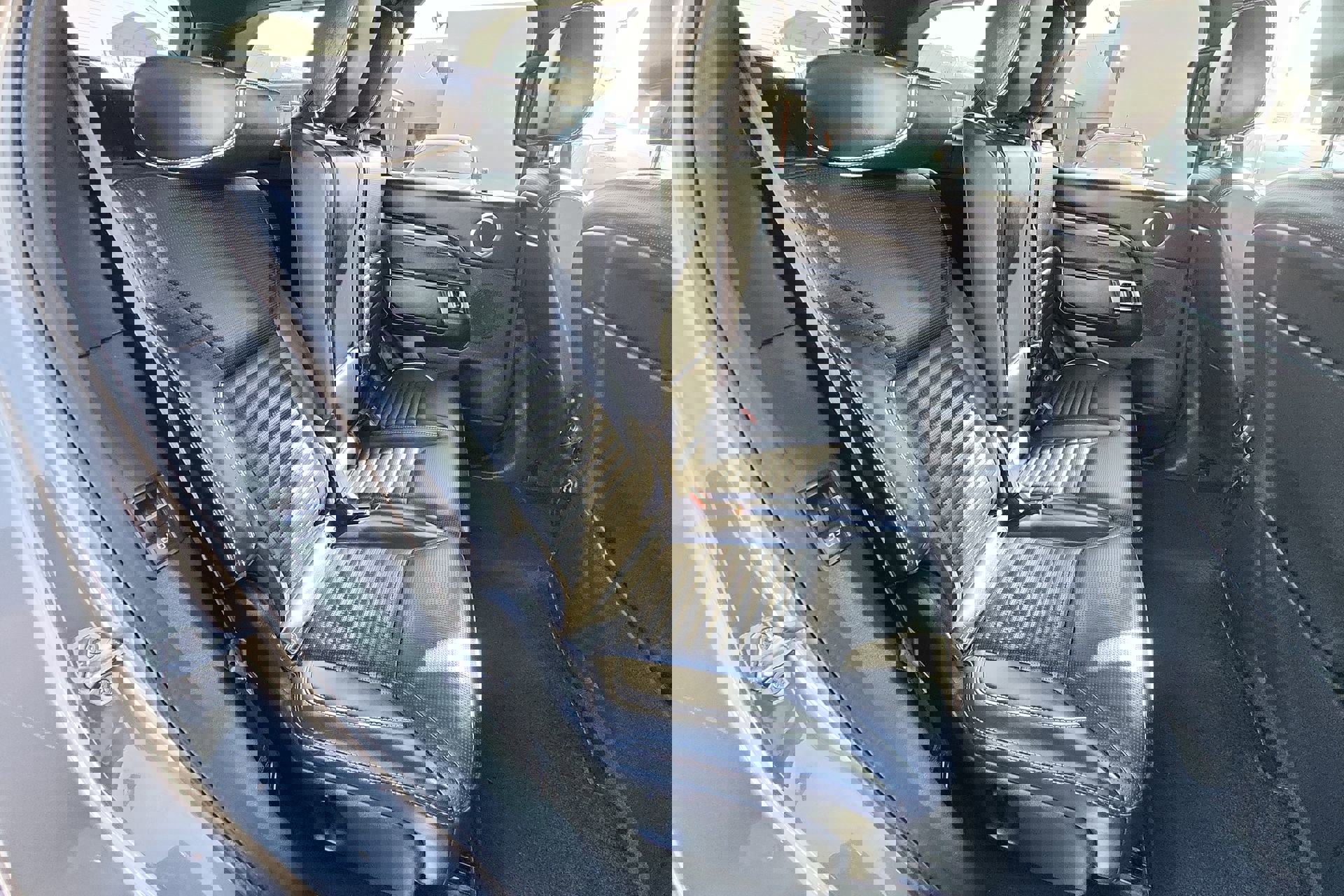 Used 2019 Land Rover Discovery HSE image 29