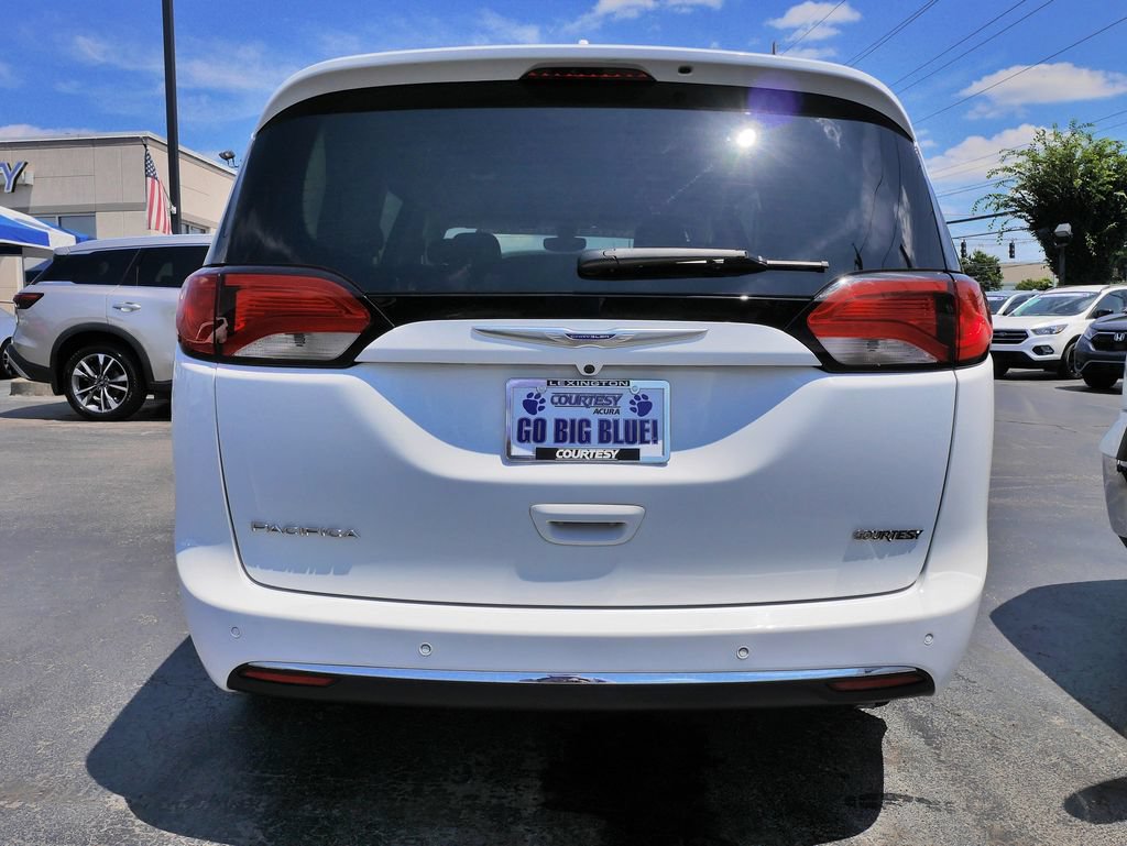 Used 2019 Chrysler Pacifica Touring-L FWD image 6