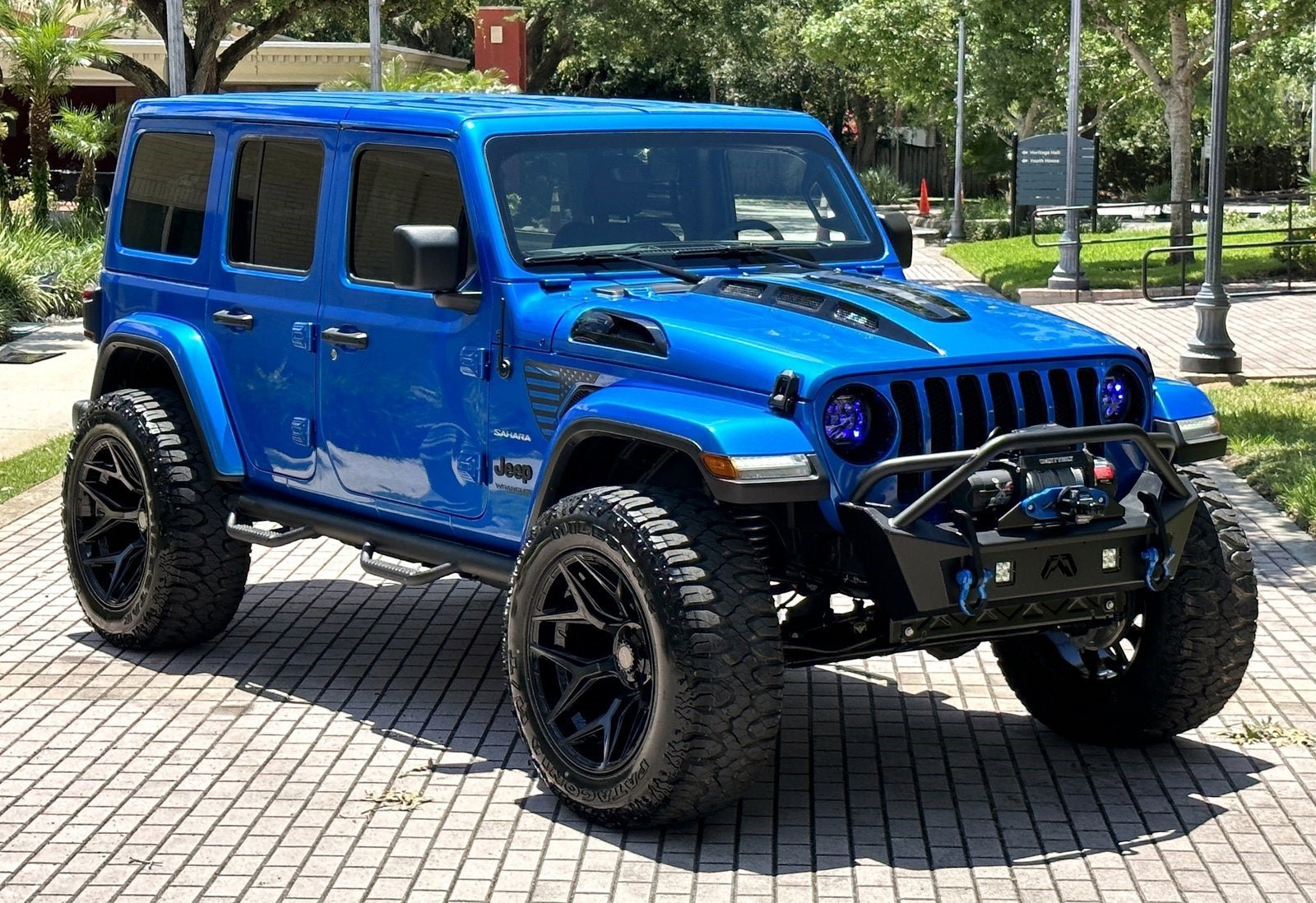 Used 2022 Jeep Wrangler Unlimited Sahara w/ LED Lighting Group AWD/4WD image 18