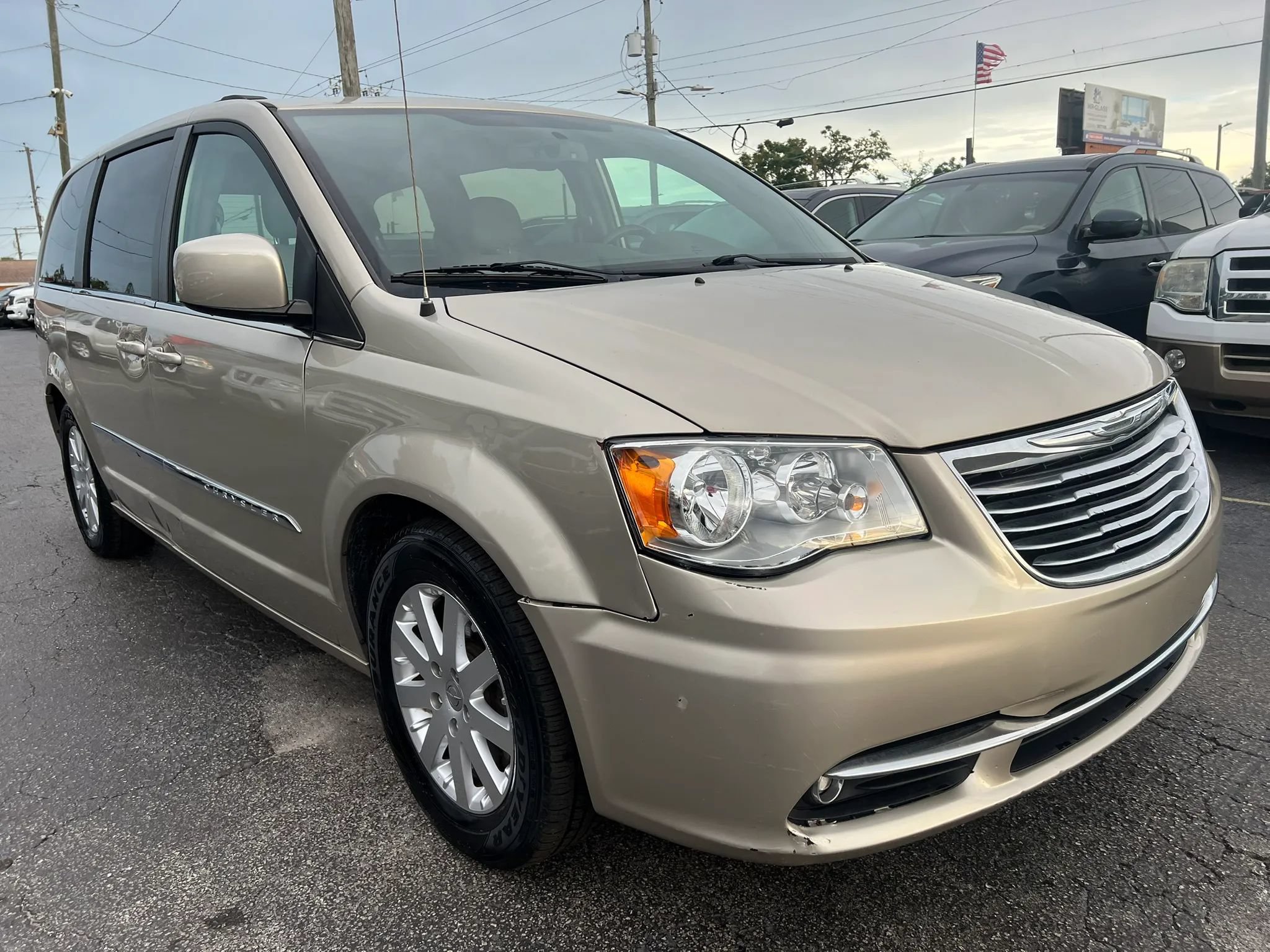 Used 2013 Chrysler Town & Country Touring FWD image 4
