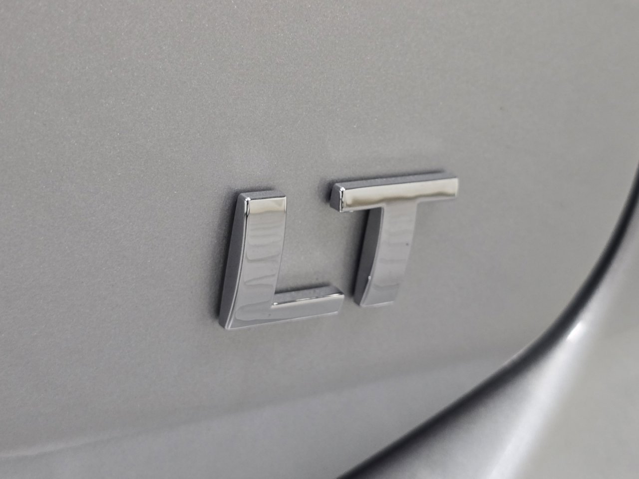 Used 2022 Chevrolet Equinox LT w/ LPO, Floor Liner Package FWD image 8