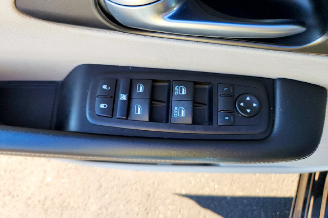 Used 2024 Chrysler Pacifica Touring-L FWD image 11