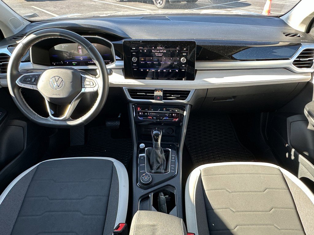 Used 2025 Volkswagen Taos SE w/ Panoramic Sunroof Package image 13
