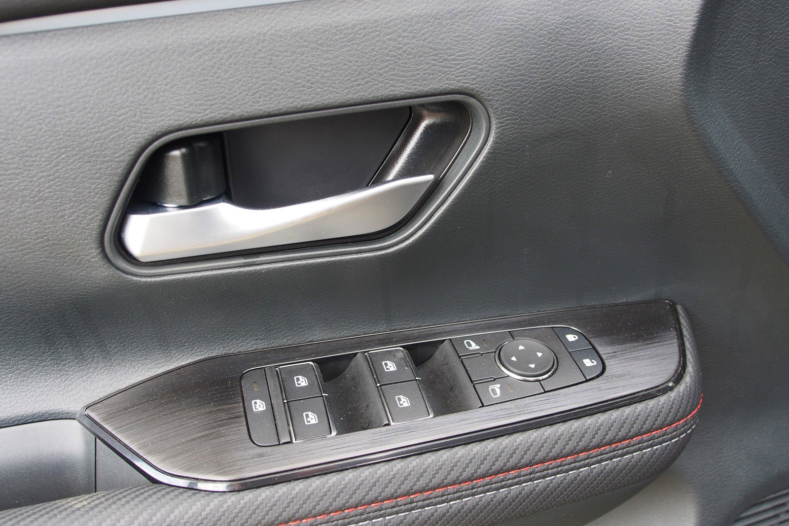 Used 2025 Nissan Kicks SR image 17