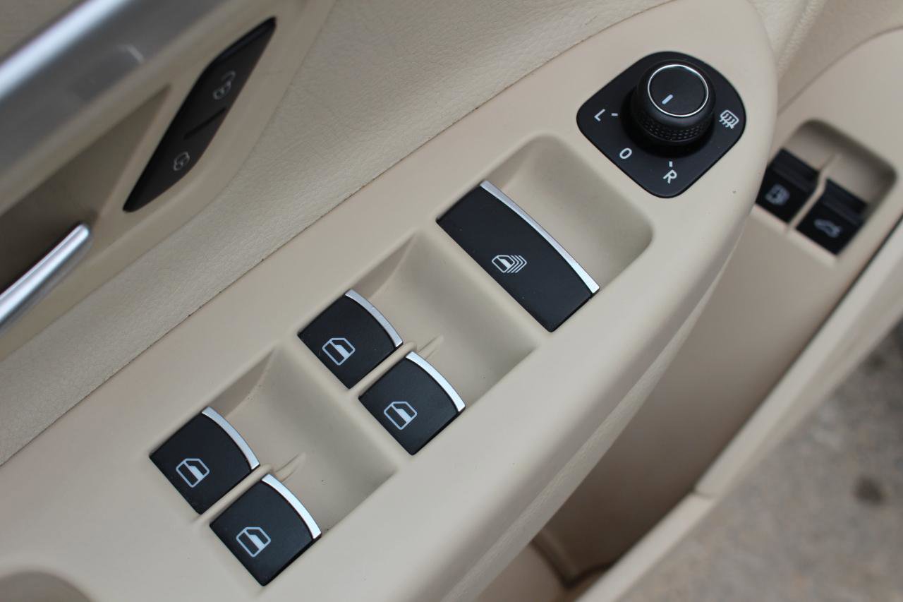 Used 2015 Volkswagen Eos Komfort FWD image 22