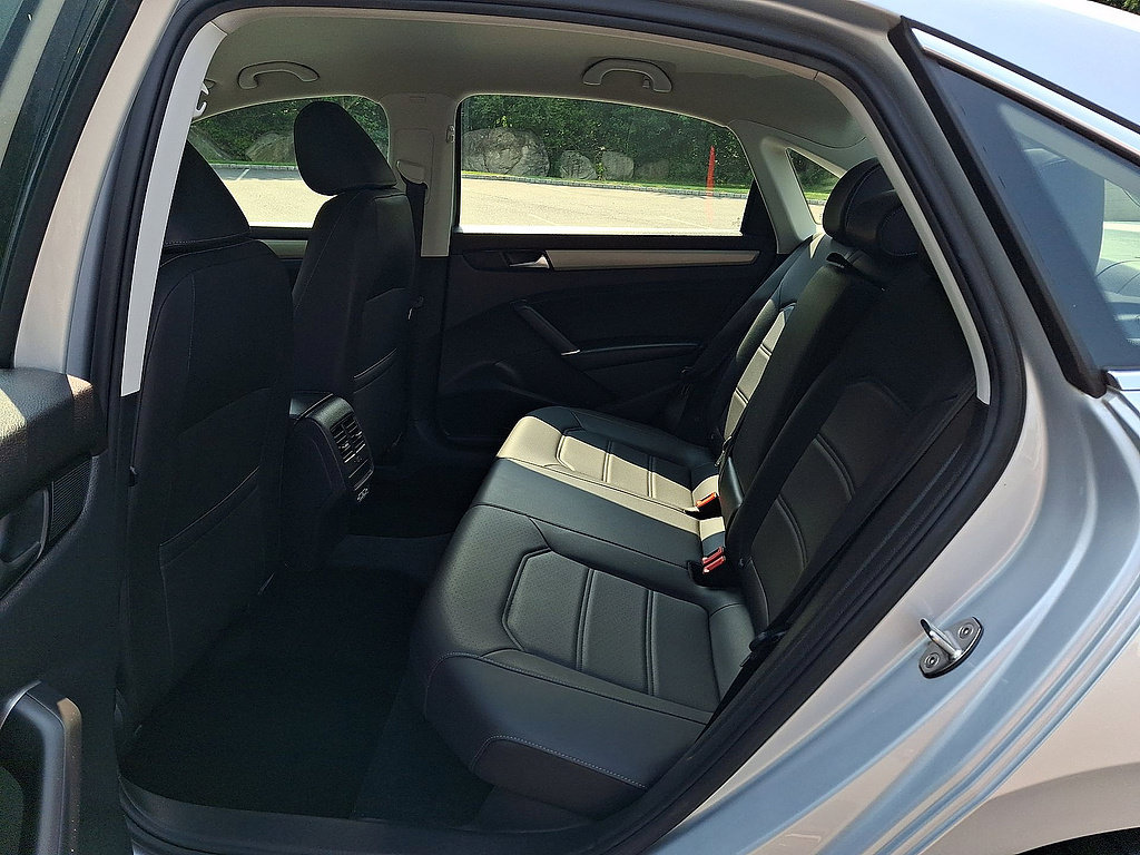 Used 2020 Volkswagen Passat 2.0T SE FWD image 13