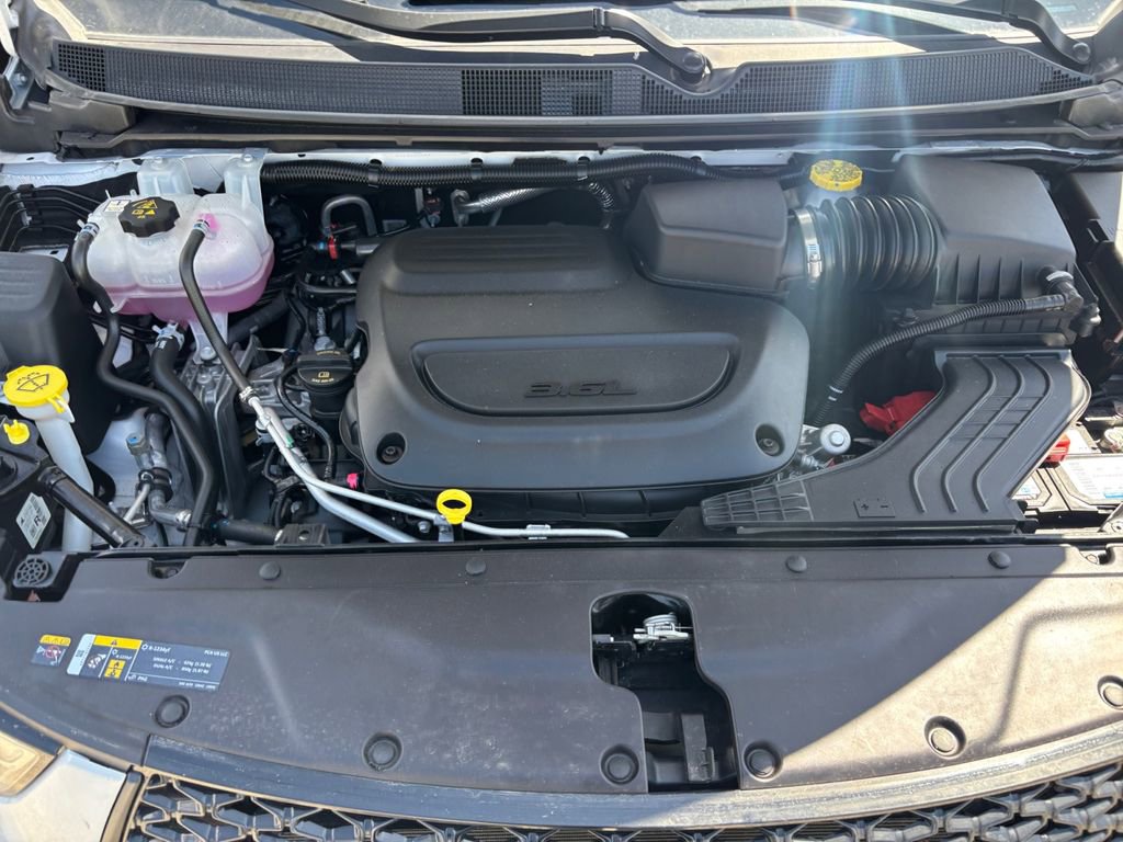 Used 2025 Chrysler Pacifica Limited FWD image 35