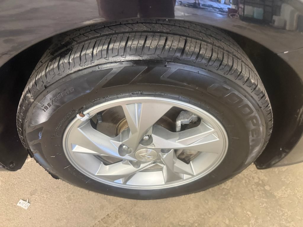 Used 2022 Hyundai Elantra SE FWD image 13