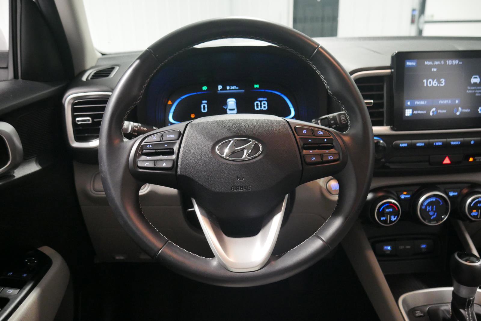 Used 2024 Hyundai Venue SEL image 20