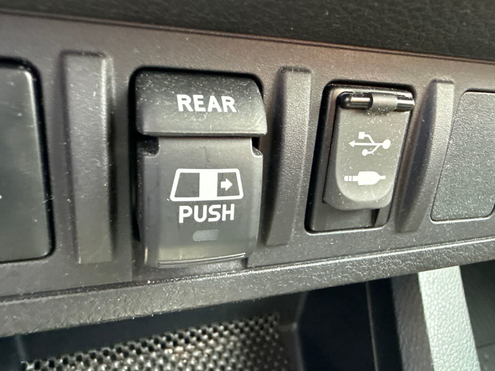 Used 2018 Toyota Tacoma SR5 AWD/4WD image 31