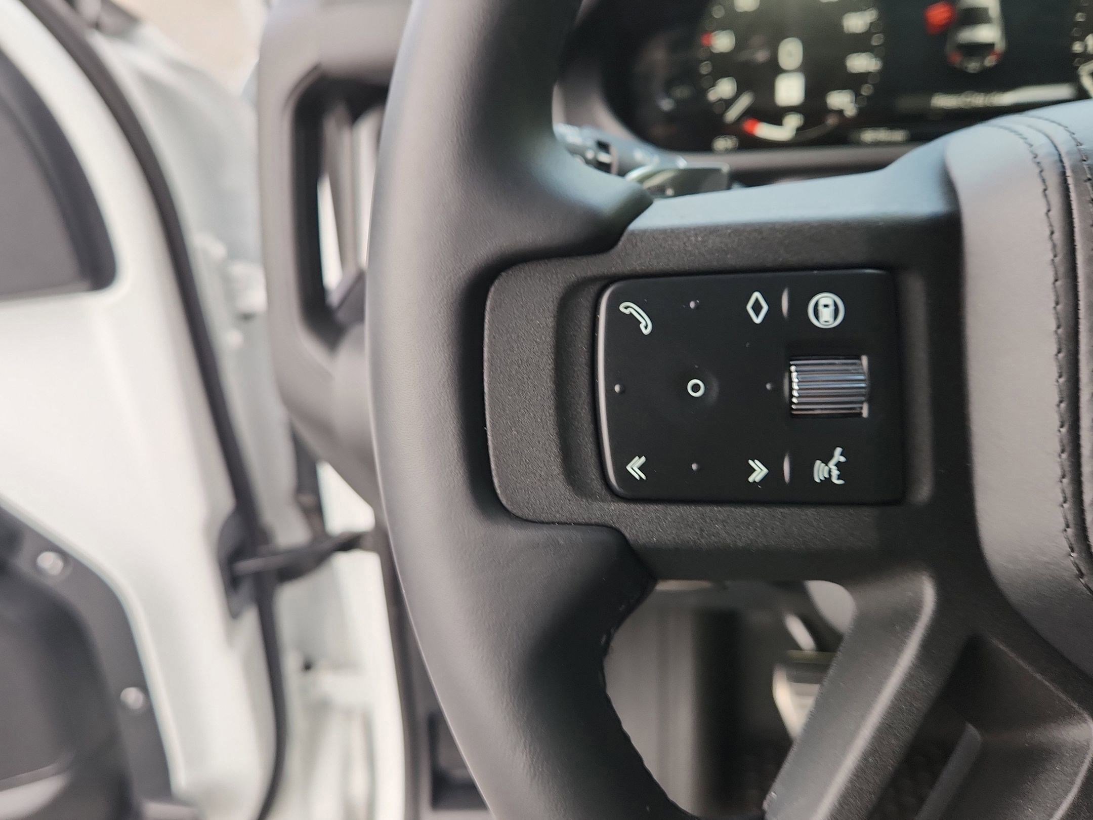 Certified 2025 Land Rover Defender 90 V8 image 15