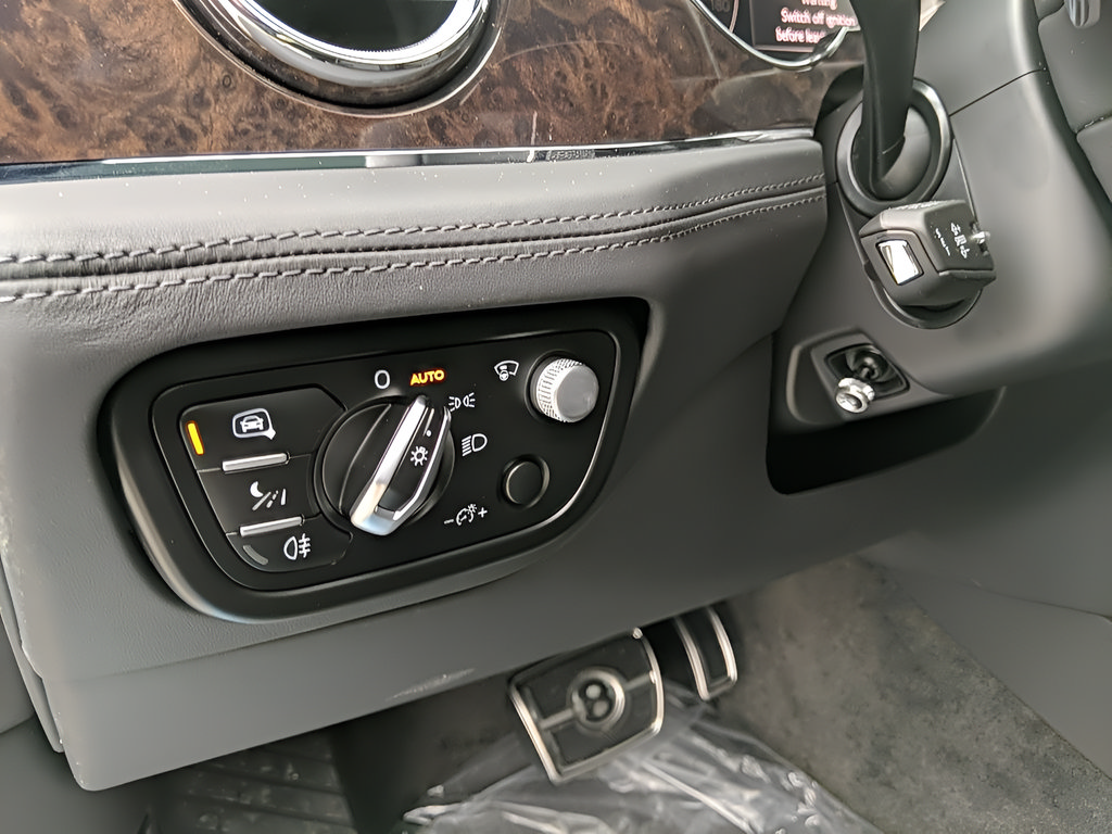 Used 2023 Bentley Bentayga Extended Wheelbase AWD/4WD image 19