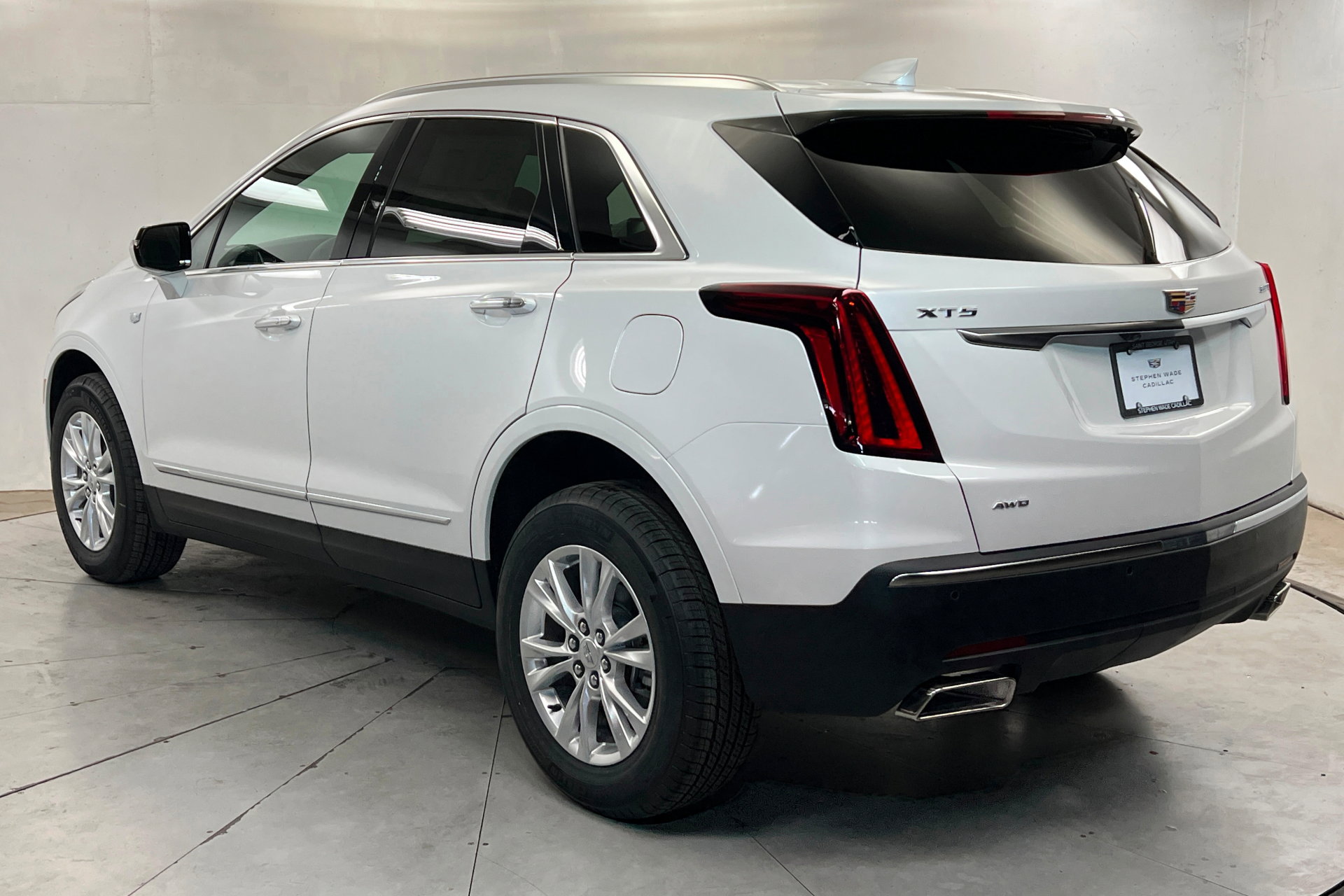 New 2026 Cadillac XT5 Luxury w/ LPO, Floor Liner Package AWD/4WD image 3