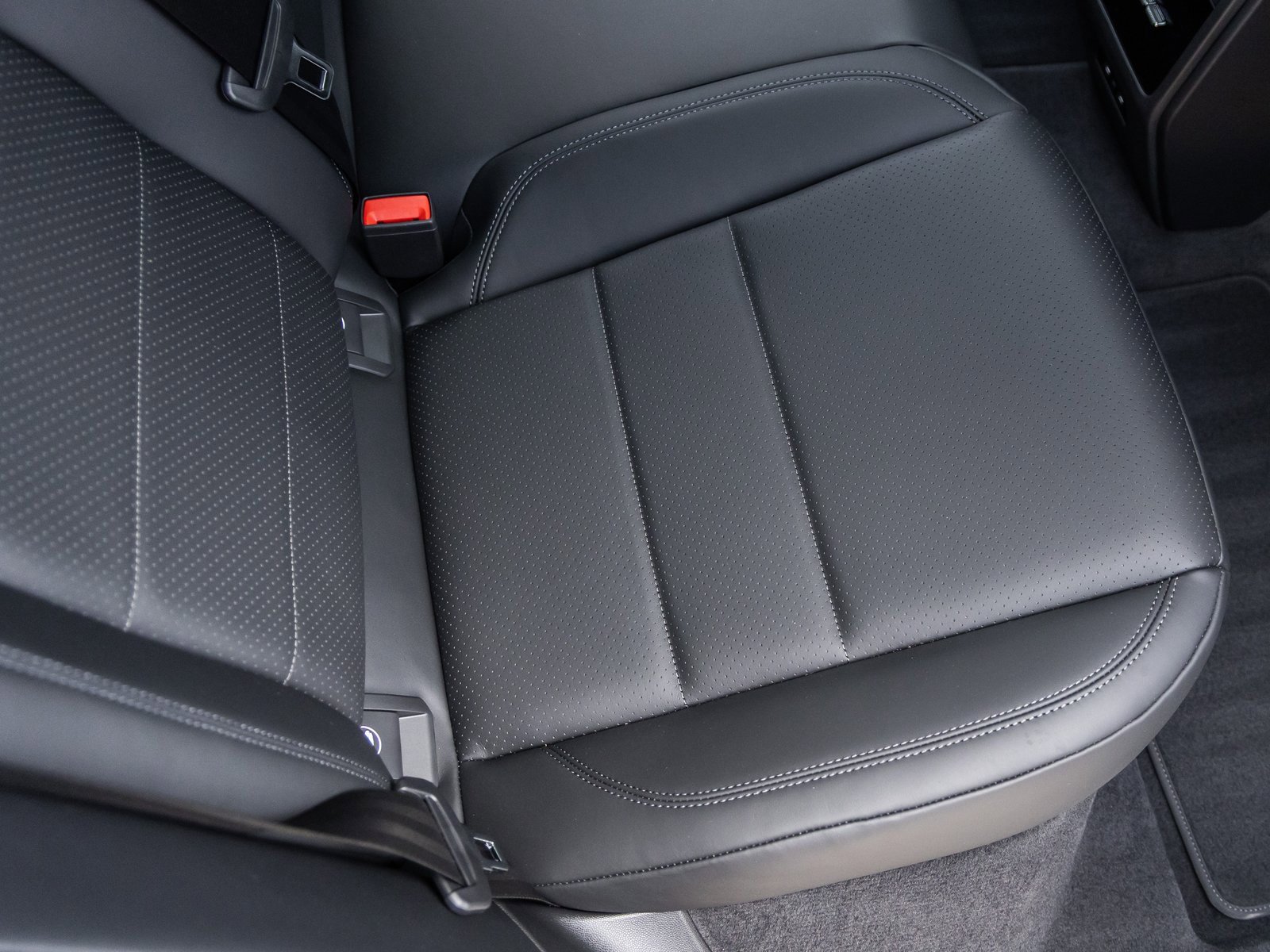 Used 2025 Porsche Macan 4S Electric image 39