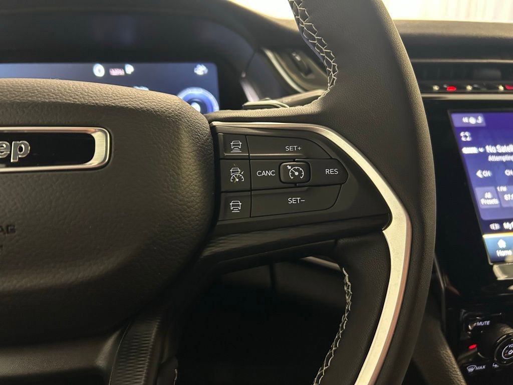 New 2025 Jeep Grand Cherokee Laredo image 11