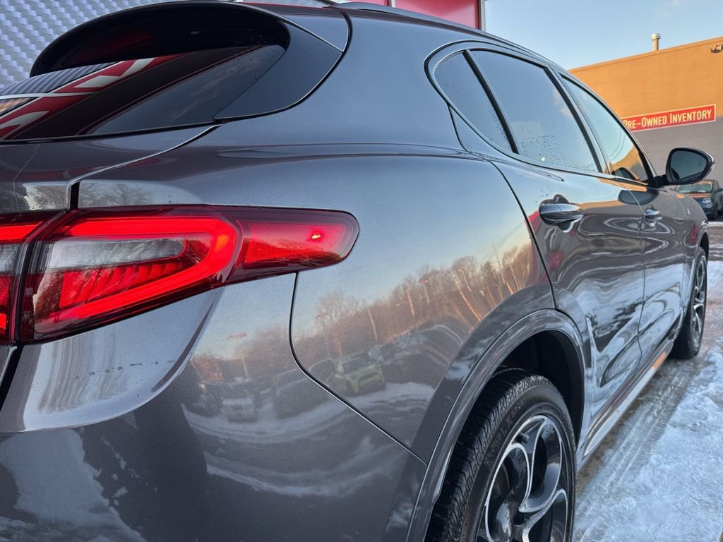 Used 2023 Alfa Romeo Stelvio Ti image 3