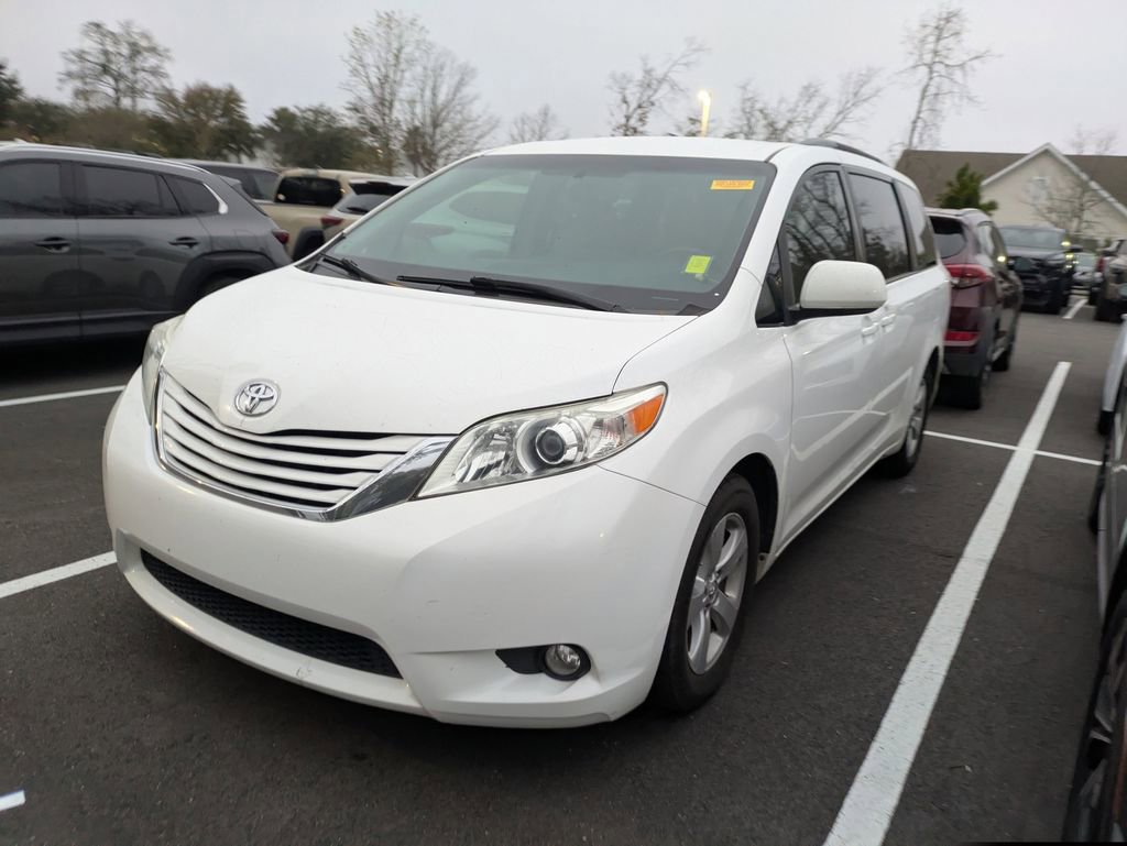 Used 2016 Toyota Sienna LE image 4