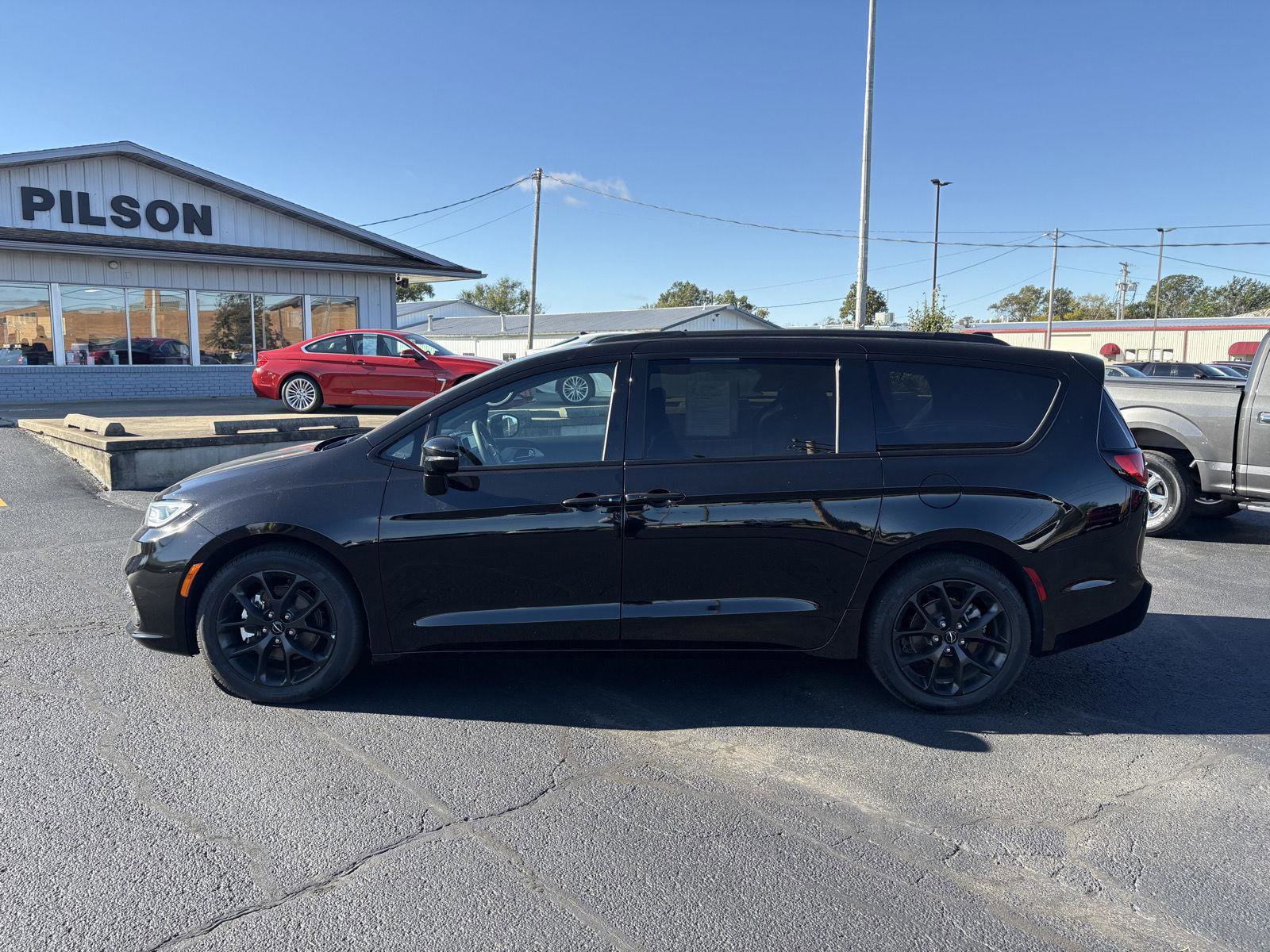 Used 2025 Chrysler Pacifica Limited image 24