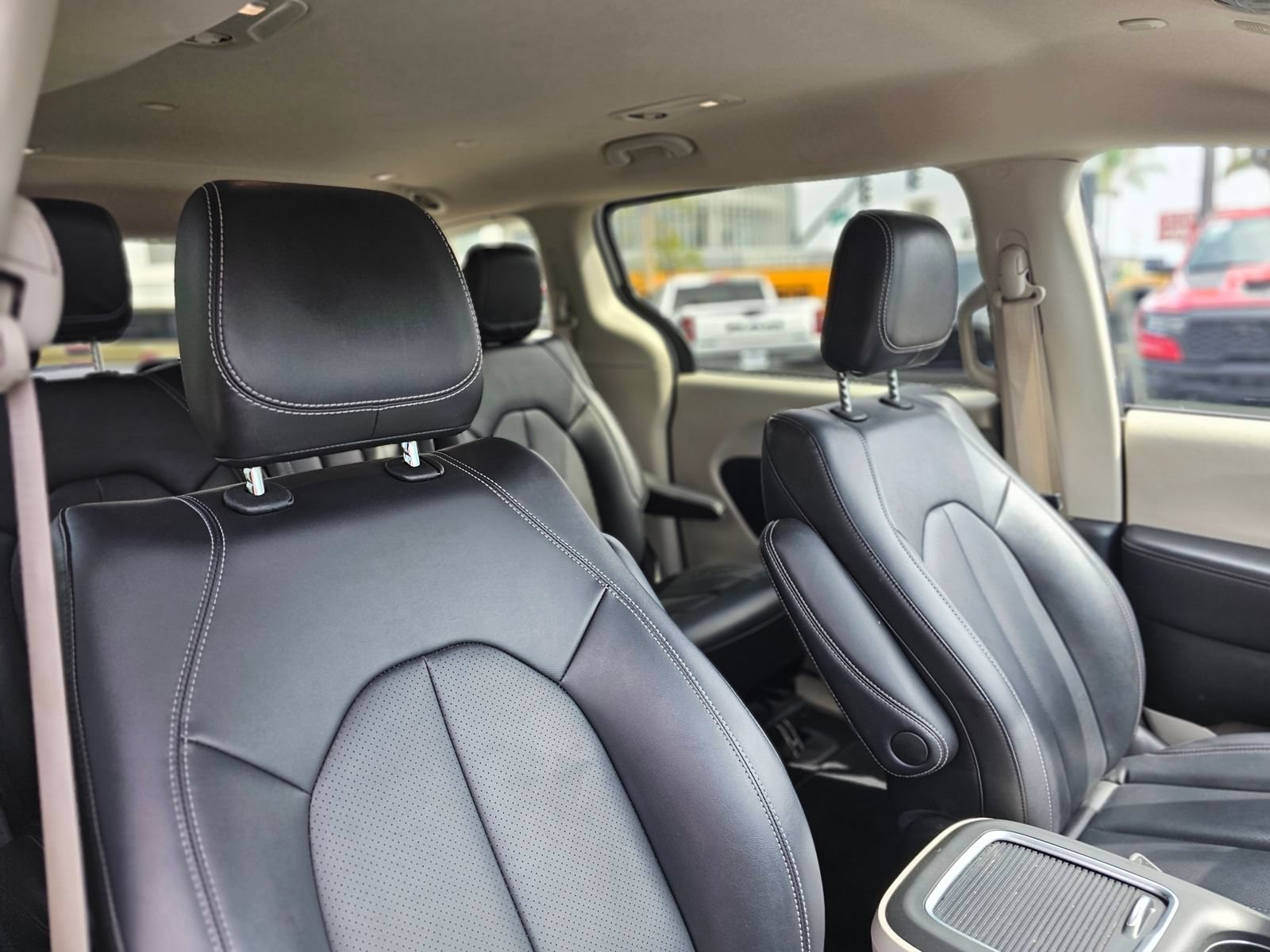 Used 2024 Chrysler Pacifica Limited FWD image 30