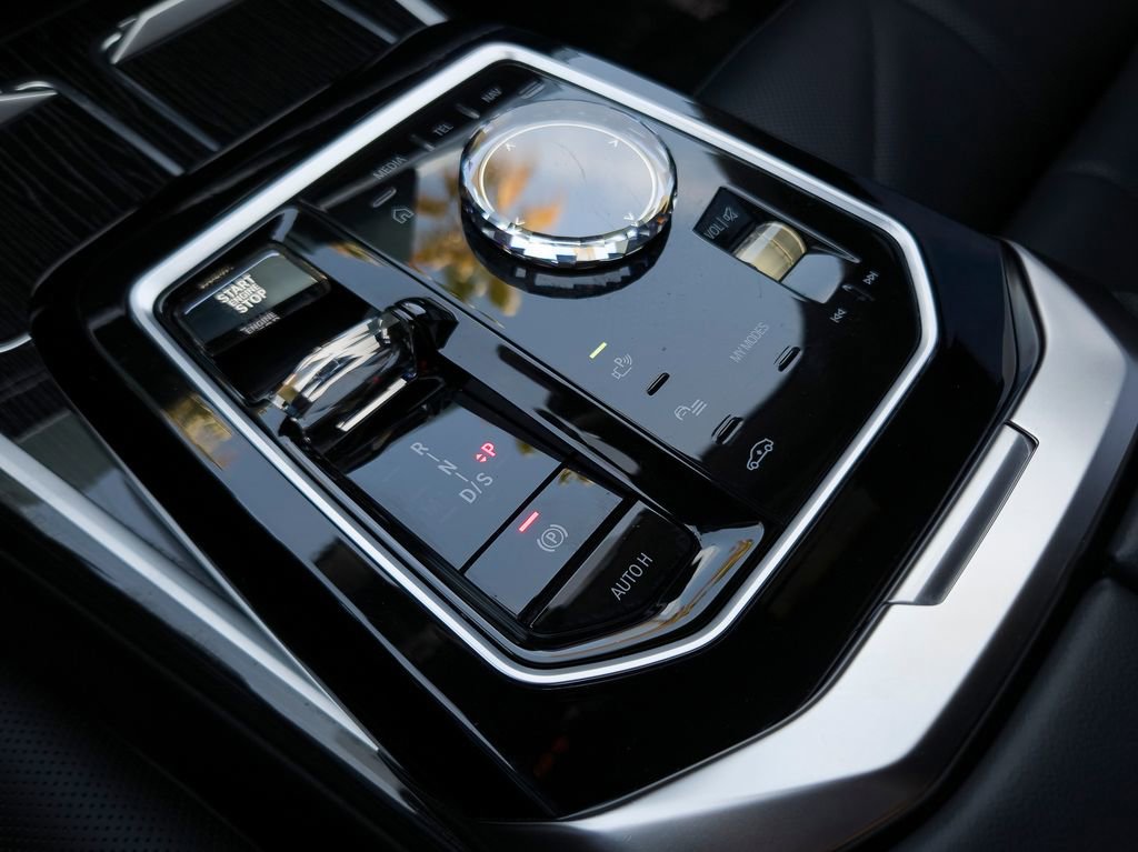 Used 2023 BMW 740i w/ Parking Assistance Package image 10