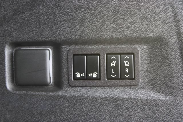 Used 2023 GMC Yukon AT4 w/ AT4 Premium Package AWD/4WD image 9