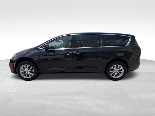 Used 2023 Chrysler Pacifica Touring-L AWD/4WD image 5