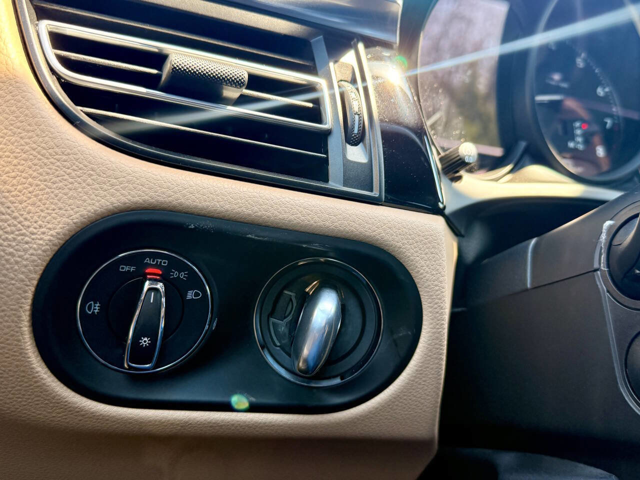 Used 2024 Porsche Macan w/ Premium Plus Package AWD/4WD image 35