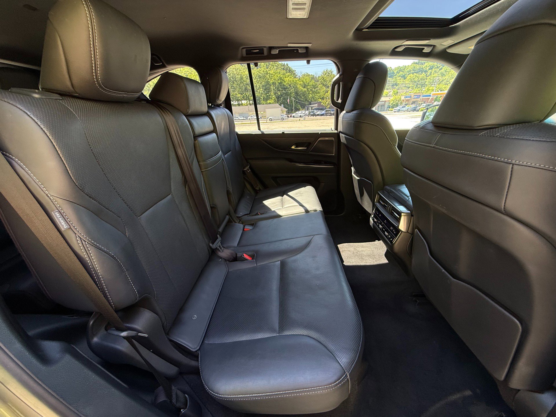Used 2023 Lexus LX 600 4WD w/ Luxury Package image 21