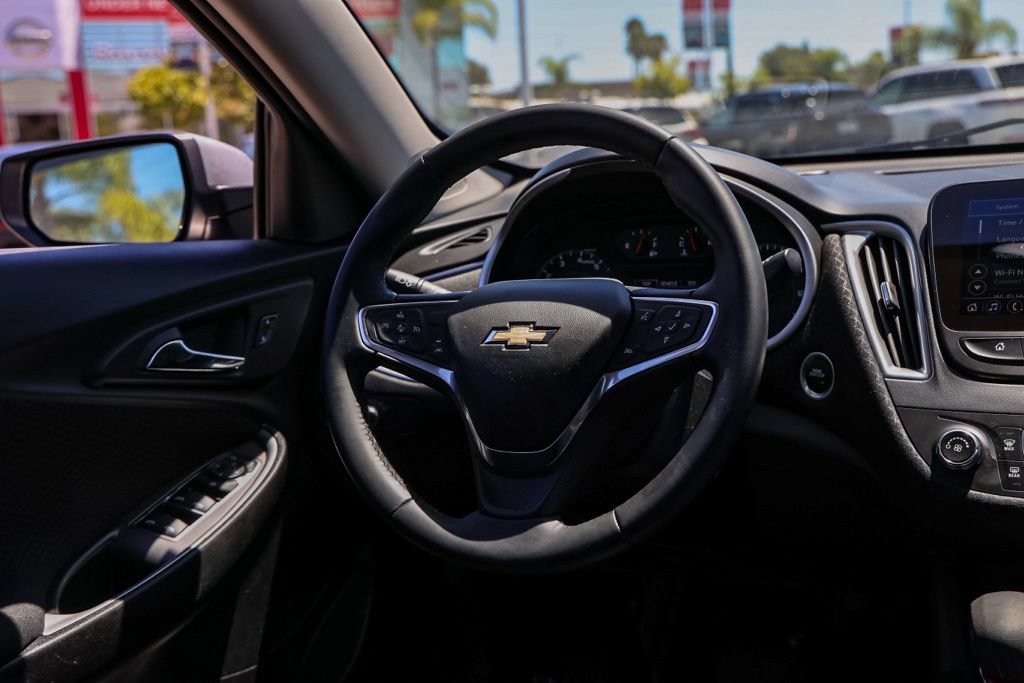 Used 2025 Chevrolet Malibu RS FWD image 21