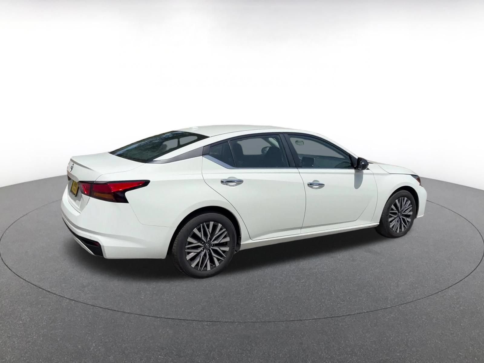 Used 2025 Nissan Altima 2.5 SV FWD image 11