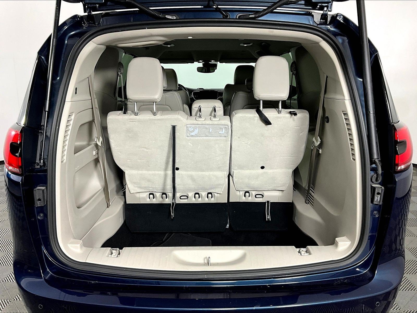 Used 2021 Chrysler Pacifica Touring-L FWD image 35