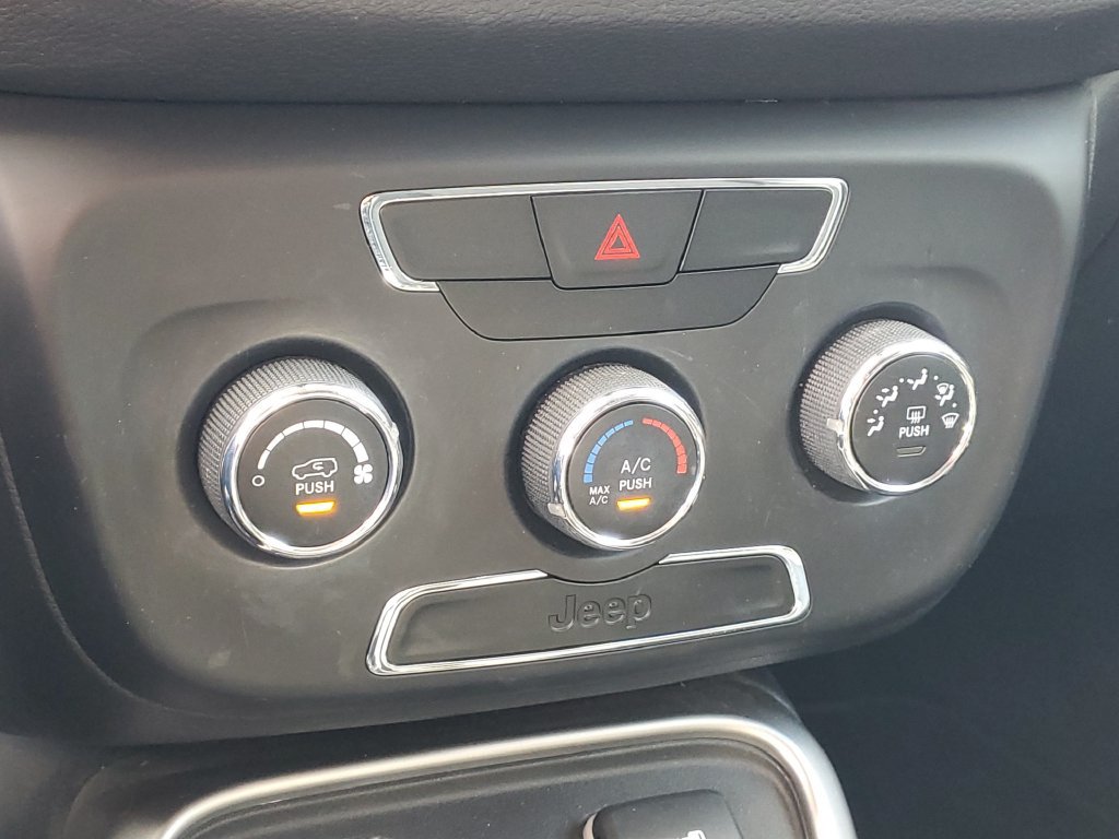 Used 2018 Jeep Compass Latitude FWD image 16
