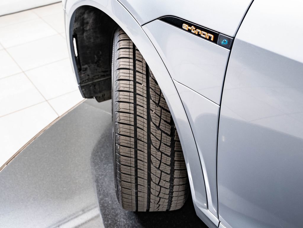 Used 2022 Audi e-tron Premium w/ Convenience Plus Package image 47