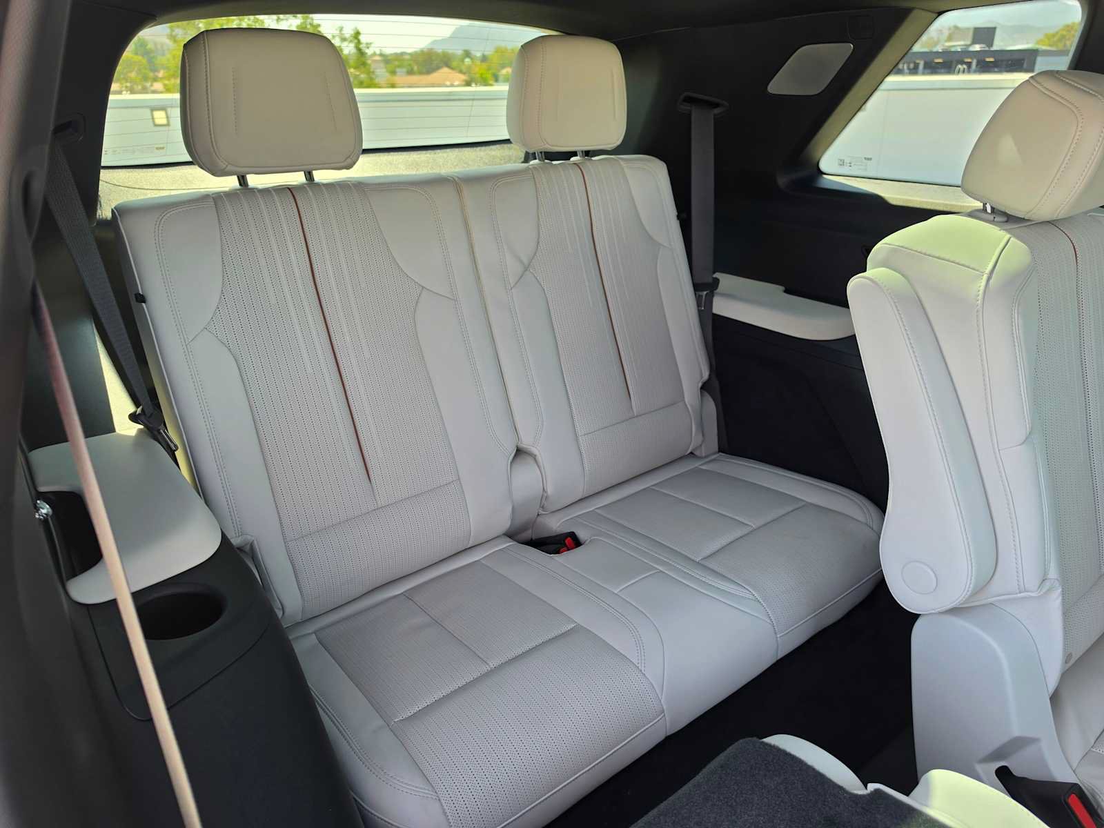 New 2027 Cadillac Vistiq Luxury w/ LPO, Premium Carpet Package AWD/4WD image 13