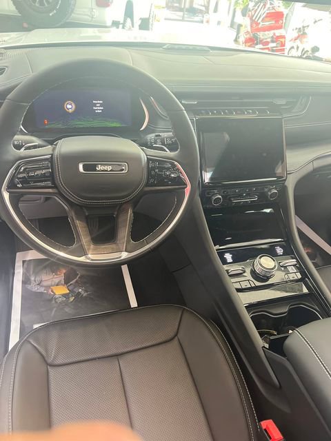 Used 2023 Jeep Grand Cherokee Overland AWD/4WD image 20