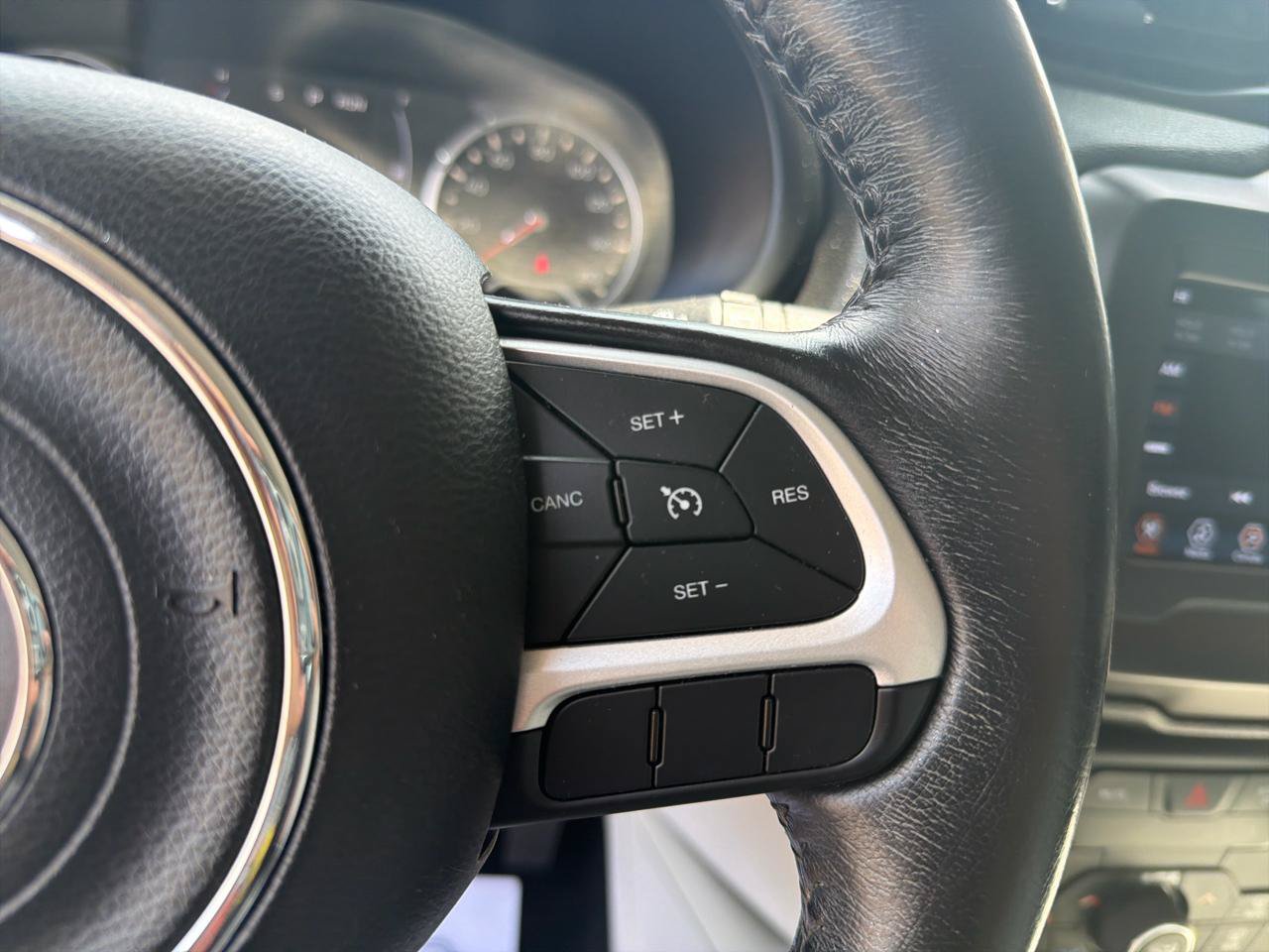 Used 2018 Jeep Renegade Latitude w/ Safety & Security Group AWD/4WD image 13