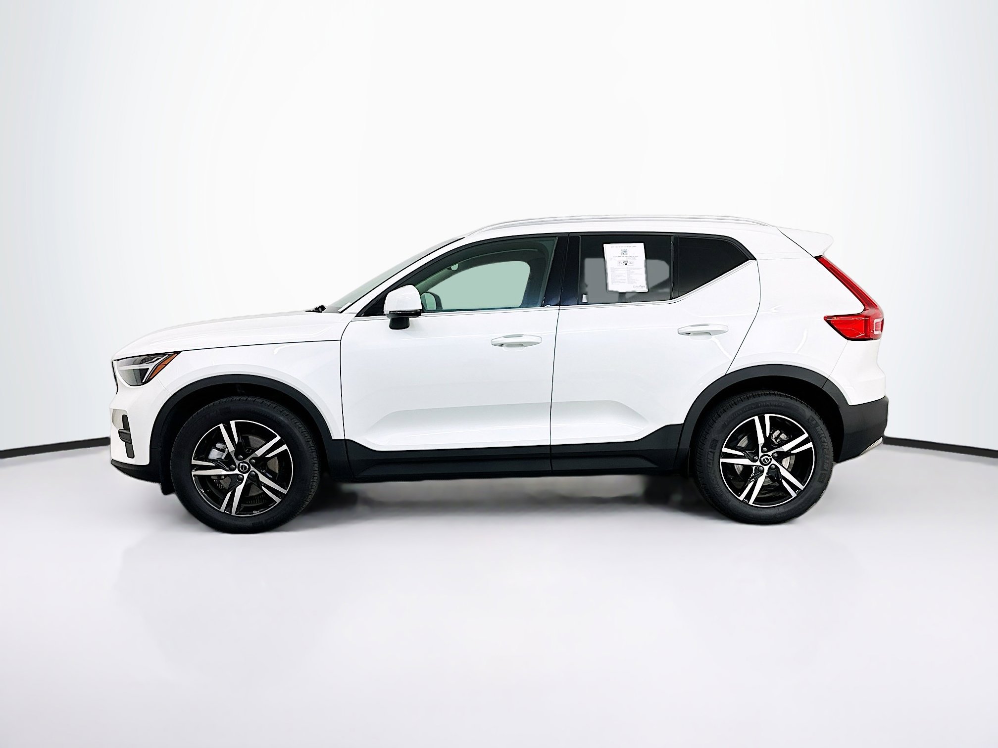 Used 2025 Volvo XC40 B5 Core image 4