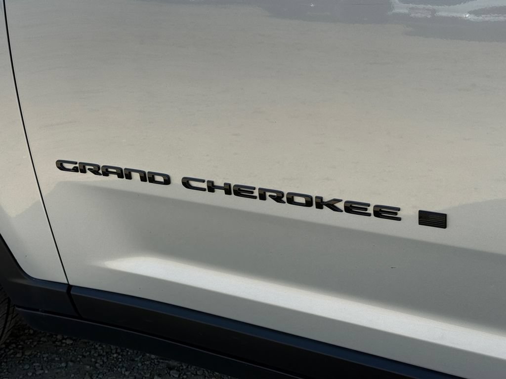 Used 2025 Jeep Grand Cherokee Altitude AWD/4WD image 46