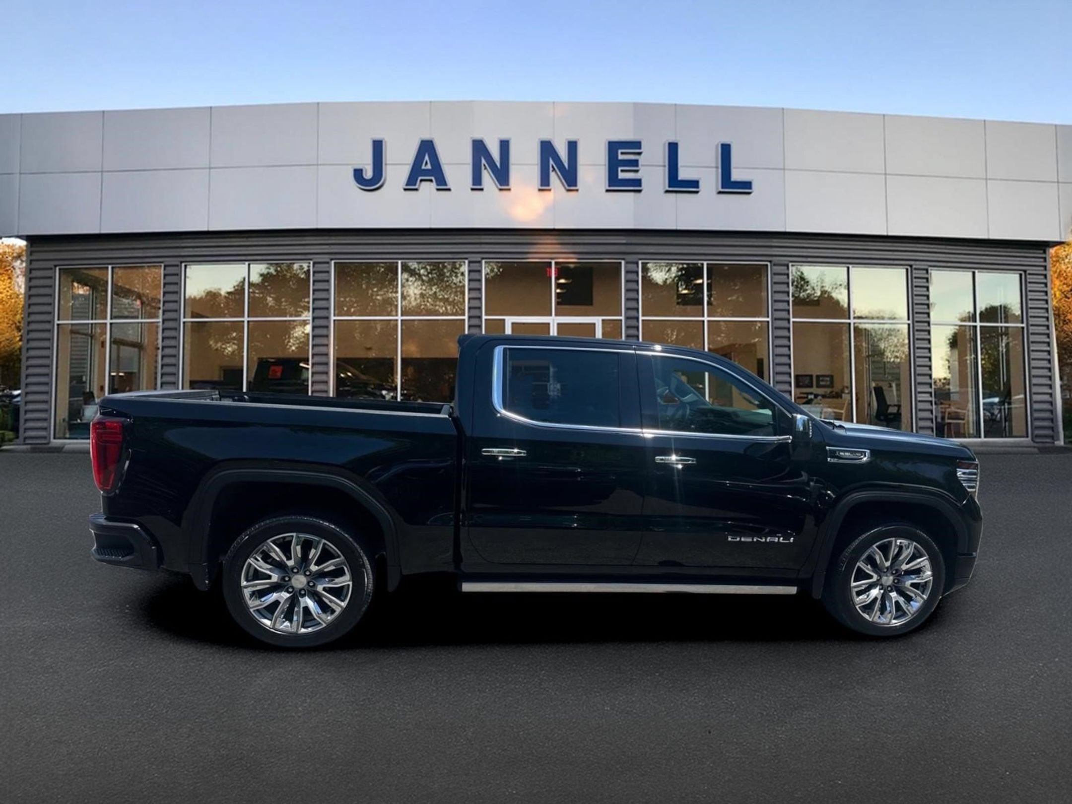 Used 2024 GMC Sierra 1500 Denali w/ Denali Reserve Package AWD/4WD image 9