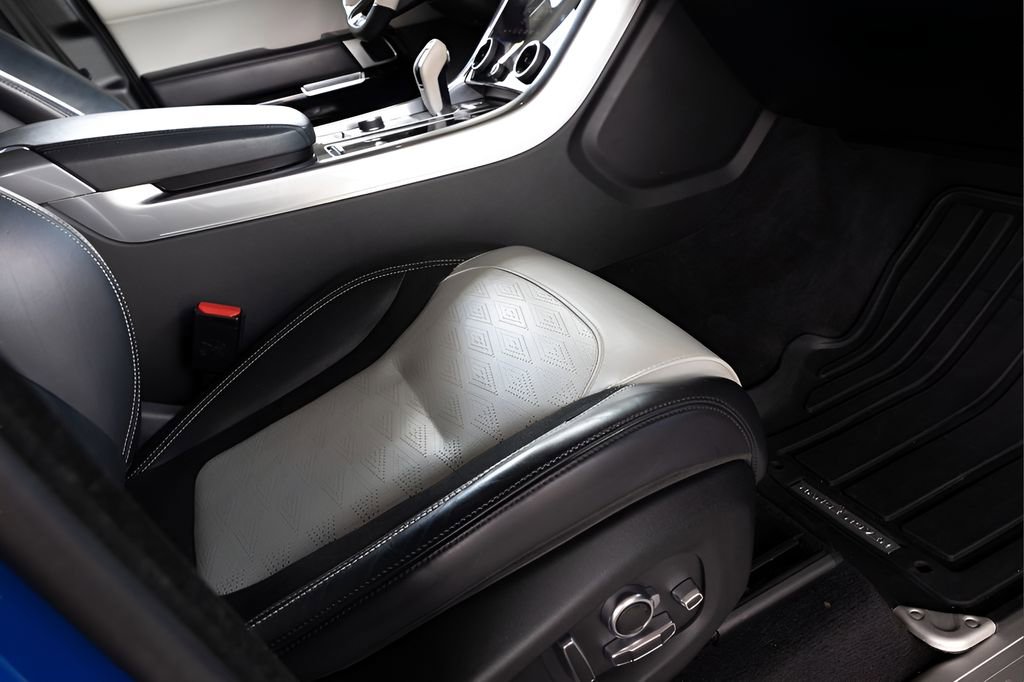 Used 2020 Land Rover Range Rover Sport SVR image 90