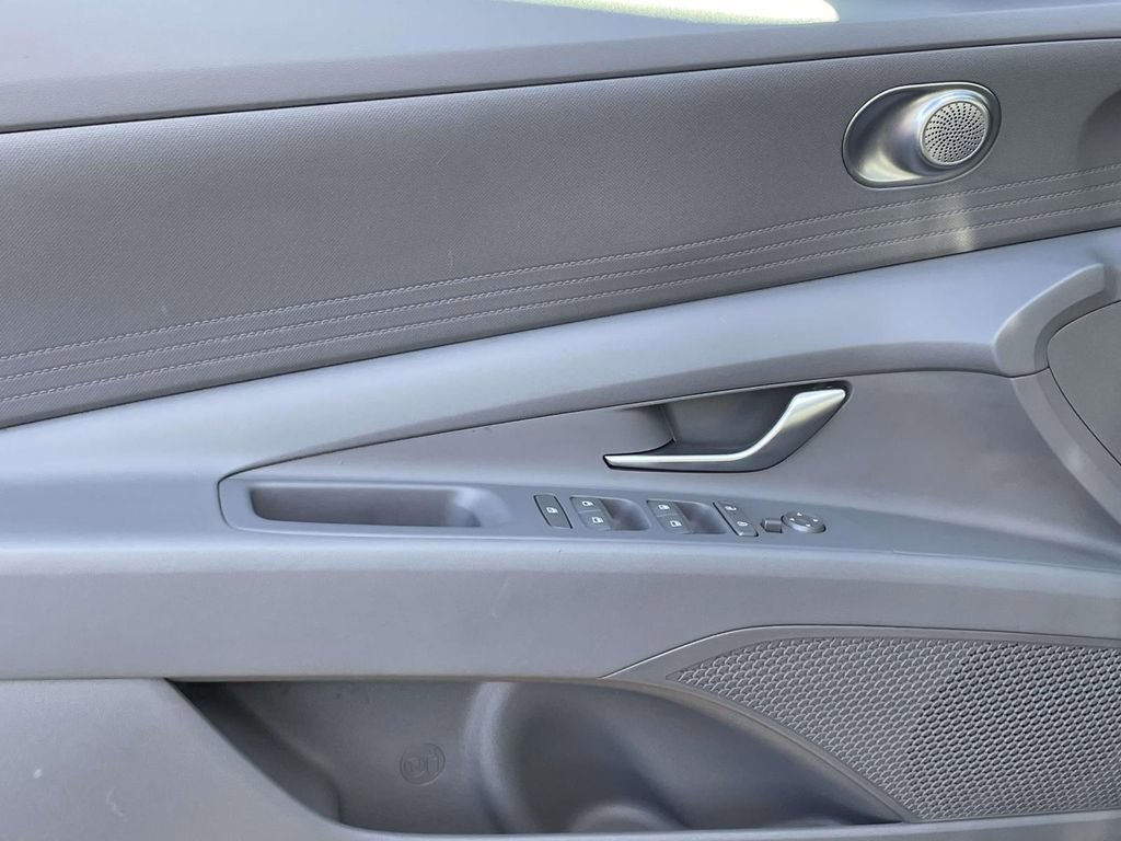 New 2025 Hyundai Elantra SE FWD image 13