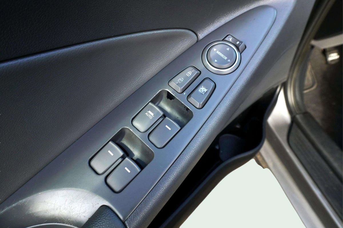 Used 2011 Hyundai Sonata SE w/ Navigation & Sunroof Pkg 4 FWD image 15