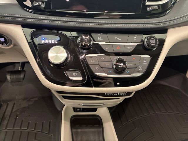 Used 2024 Chrysler Pacifica Select image 21
