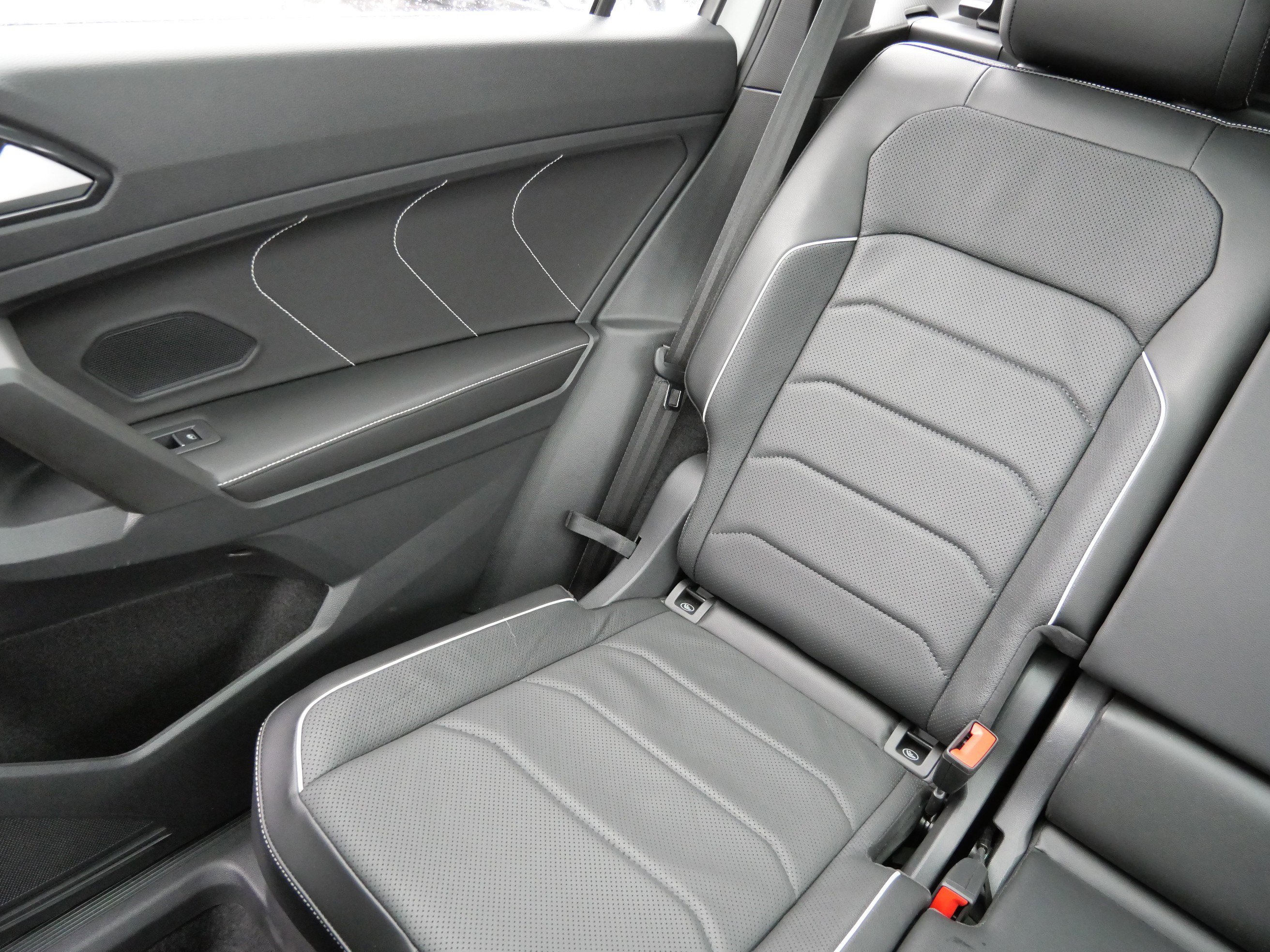 Certified 2022 Volkswagen Tiguan SEL R-Line image 12