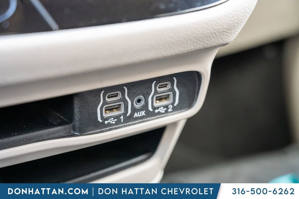 Used 2023 Chrysler Pacifica Touring-L image 12