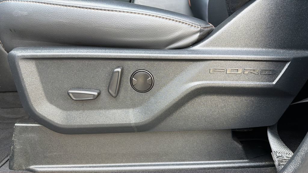 Used 2025 Ford F250 Lariat w/ Black Appearance Package image 7