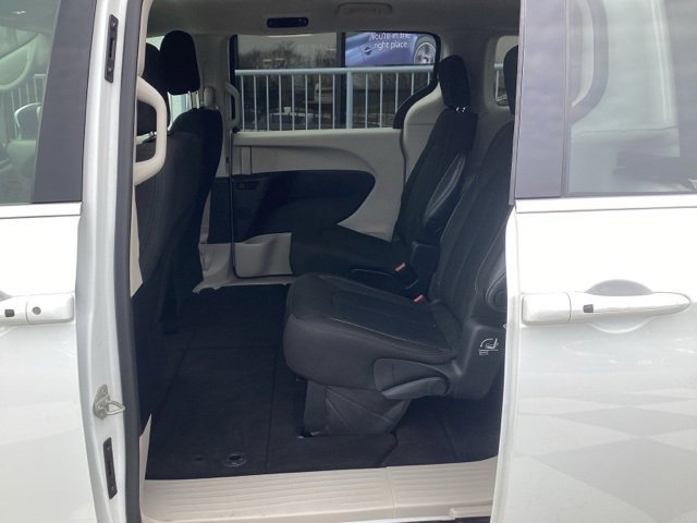 Used 2022 Chrysler Voyager LX image 13
